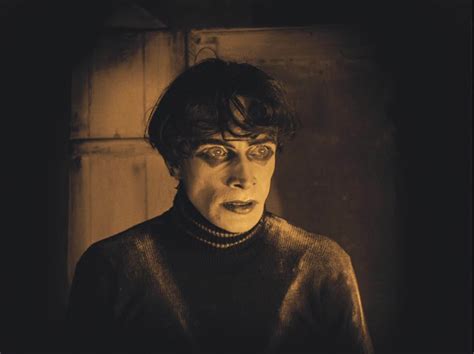 ¿El Gabinete del Dr. Caligari: Un viaje inquietante a través de la mente humana o una película muda que desafía las convenciones de la época?